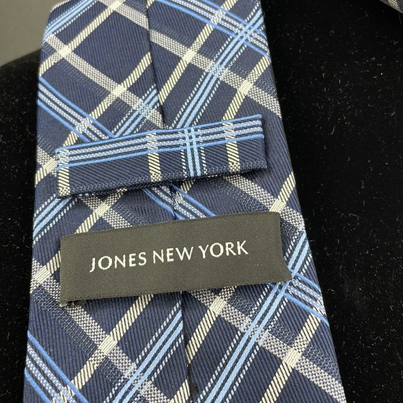 Jones New York Premium Necktie. Blue and Grey Geometric. 8cm - Picture 5 of 9